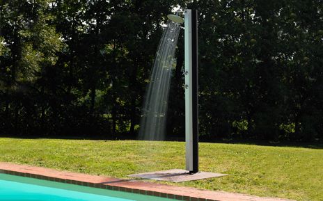 Ducha solar de piscina. ¿Qué beneficios aporta?